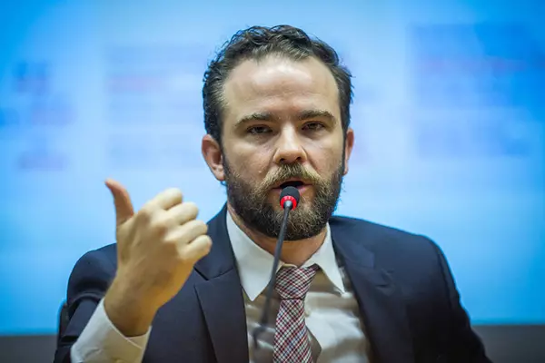 Governo Lula vai ao STF se pauta-bomba avançar no Congresso, diz número 2 da Fazenda